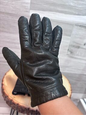3/$30 Vintage genuine black leather gloves Soft interior lining size 9